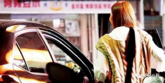 他被赶鸭子上架和女友求婚？起哄的人都挨骂了