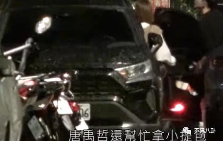 他被赶鸭子上架和女友求婚？起哄的人都挨骂了