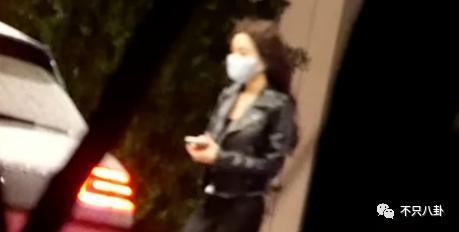 他被赶鸭子上架和女友求婚？起哄的人都挨骂了