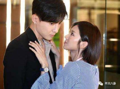 他被赶鸭子上架和女友求婚？起哄的人都挨骂了