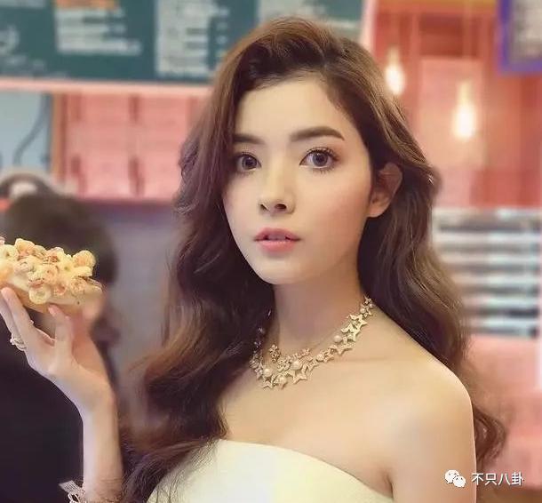 他被赶鸭子上架和女友求婚？起哄的人都挨骂了