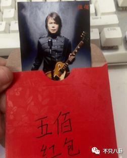 他被赶鸭子上架和女友求婚？起哄的人都挨骂了
