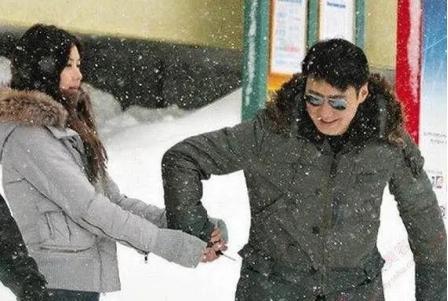 还记得《古惑仔》里的郑伊健吗？与妻子丁克至今？