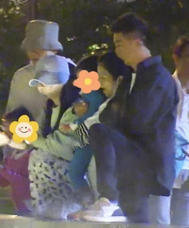 张杰谢娜一家五口在河边喂鱼 2岁小女儿侧脸像爸