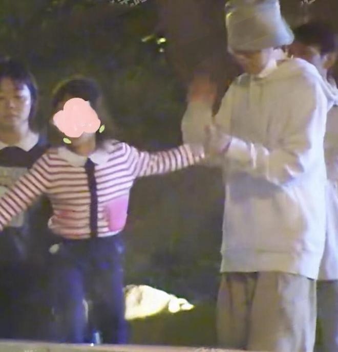 张杰谢娜一家五口在河边喂鱼 2岁小女儿侧脸像爸