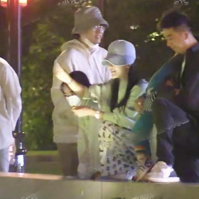 张杰谢娜一家五口在河边喂鱼 2岁小女儿侧脸像爸