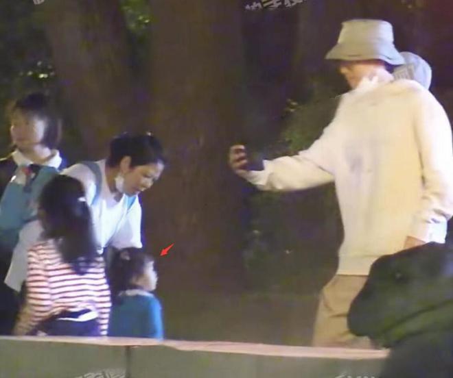 张杰谢娜一家五口在河边喂鱼 2岁小女儿侧脸像爸