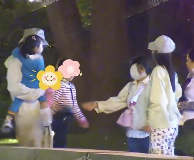 张杰谢娜一家五口在河边喂鱼 2岁小女儿侧脸像爸