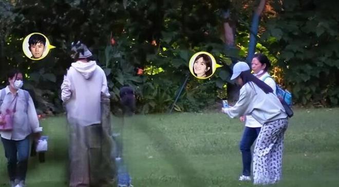 张杰谢娜一家五口在河边喂鱼 2岁小女儿侧脸像爸