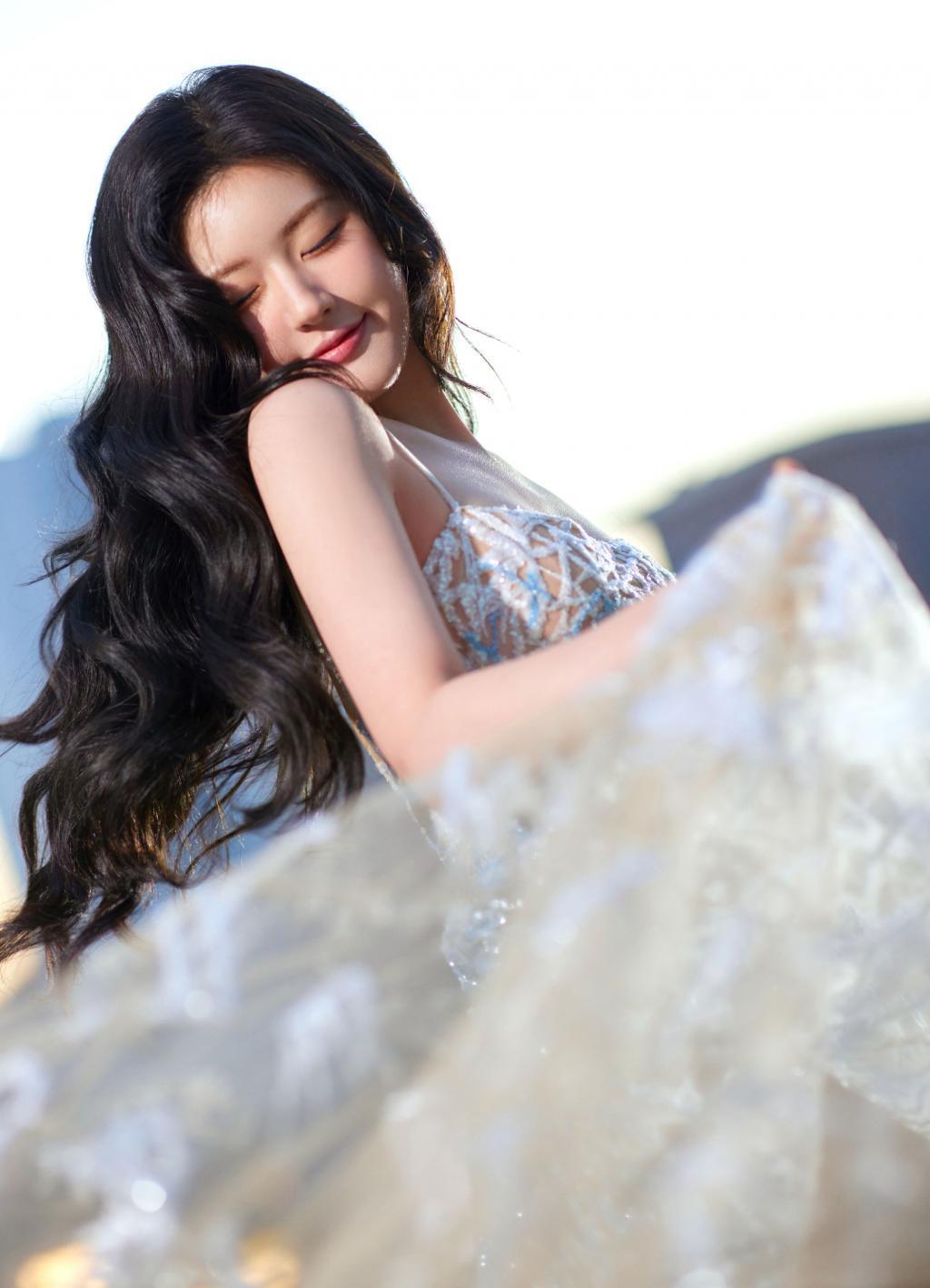 赵露思穿渐变色吊带裙精致优雅 眼神太撩人