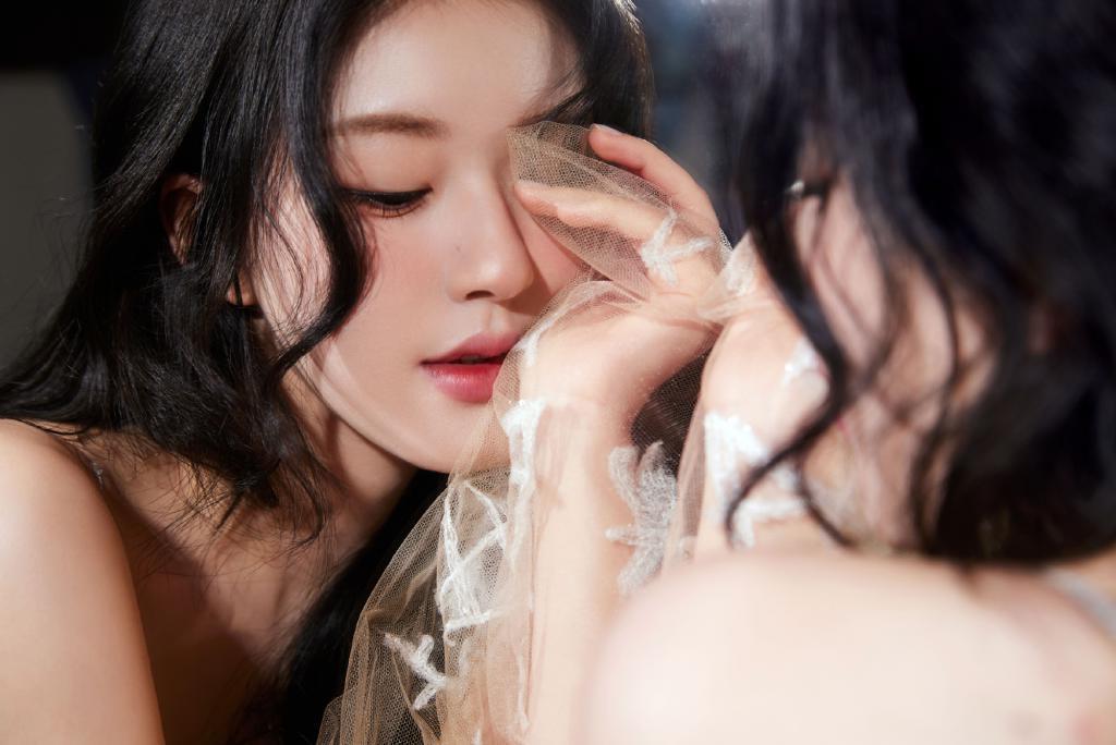 赵露思穿渐变色吊带裙精致优雅 眼神太撩人