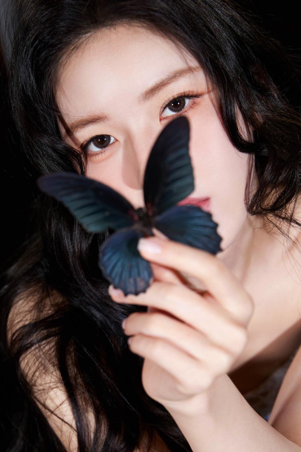 赵露思穿渐变色吊带裙精致优雅 眼神太撩人