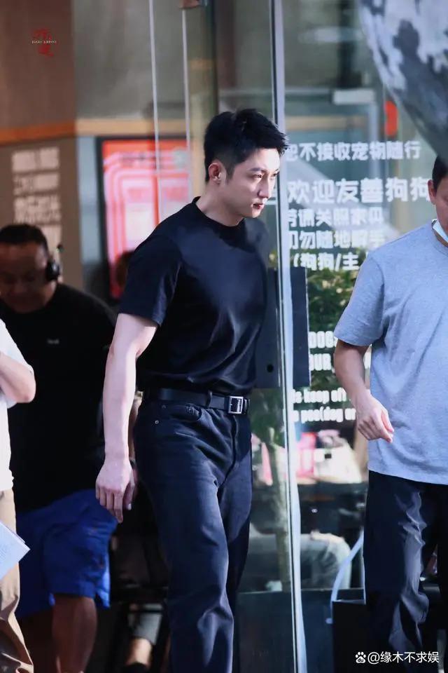 王雨馨再控诉:一年花上千万为黄景瑜买衣服,老家车房装修全包