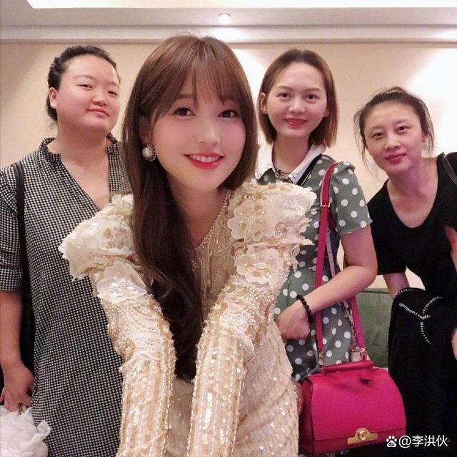都40多岁了，金莎还与00后玩母子恋，确实比张雨绮要勇敢
