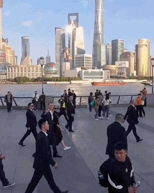 在外滩走一圈就圈粉无数，曾和性侵大佬对簿公堂，州长背后的女人经历太惊人