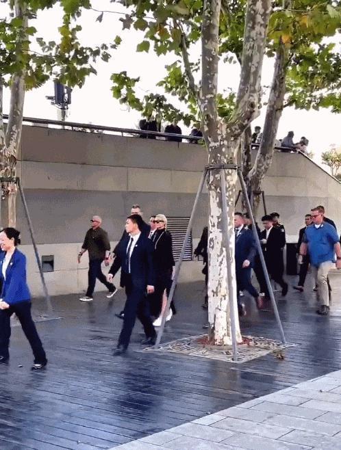 在外滩走一圈就圈粉无数，曾和性侵大佬对簿公堂，州长背后的女人经历太惊人