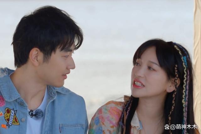 朱丹周一围合体上综艺，再次暴露相处问题，肢体语言骗不了人