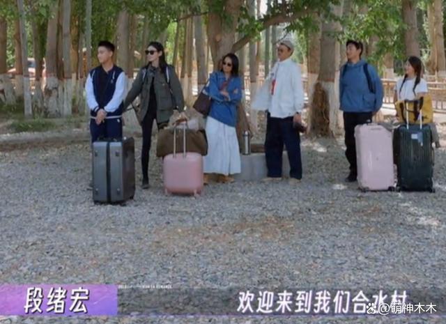 朱丹周一围合体上综艺，再次暴露相处问题，肢体语言骗不了人