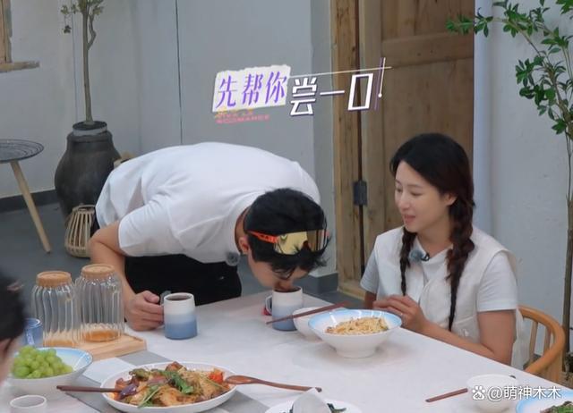 朱丹周一围合体上综艺，再次暴露相处问题，肢体语言骗不了人