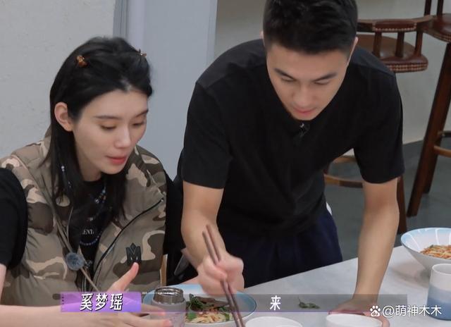 朱丹周一围合体上综艺，再次暴露相处问题，肢体语言骗不了人