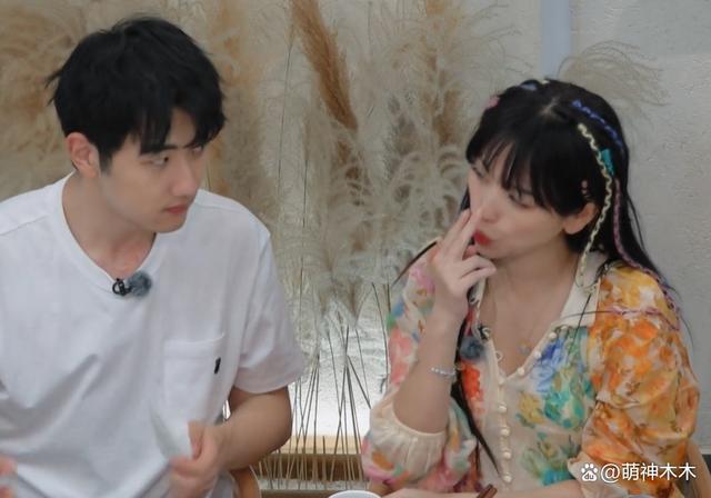 朱丹周一围合体上综艺，再次暴露相处问题，肢体语言骗不了人