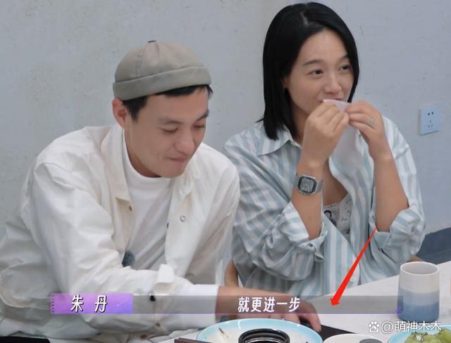 朱丹周一围合体上综艺，再次暴露相处问题，肢体语言骗不了人