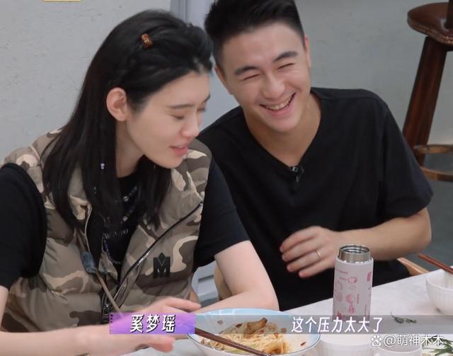 朱丹周一围合体上综艺，再次暴露相处问题，肢体语言骗不了人