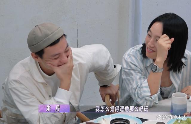朱丹周一围合体上综艺，再次暴露相处问题，肢体语言骗不了人
