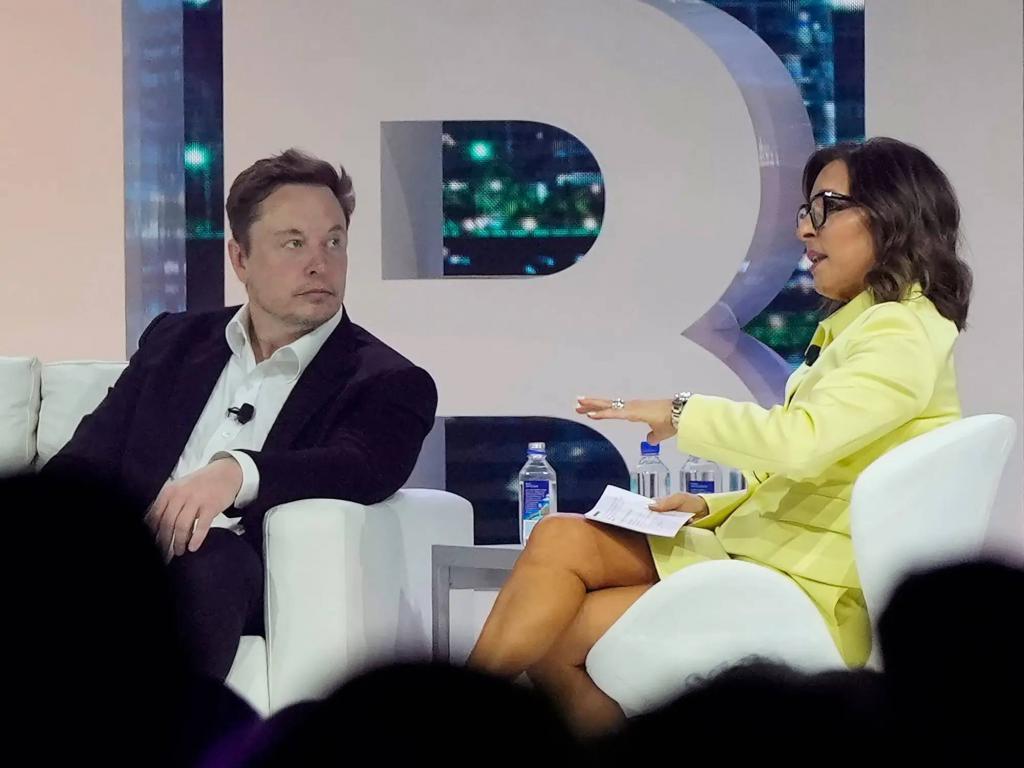 X 掉蓝鸟，对标微信，马斯克收购 Twitter 一年后搞砸了吗？