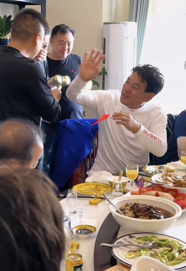 55岁解晓东近况曝光，与阎维文朱时茂开心聚餐