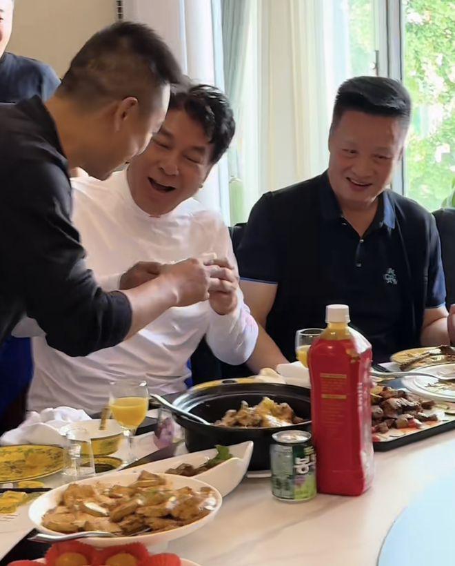 55岁解晓东近况曝光，与阎维文朱时茂开心聚餐