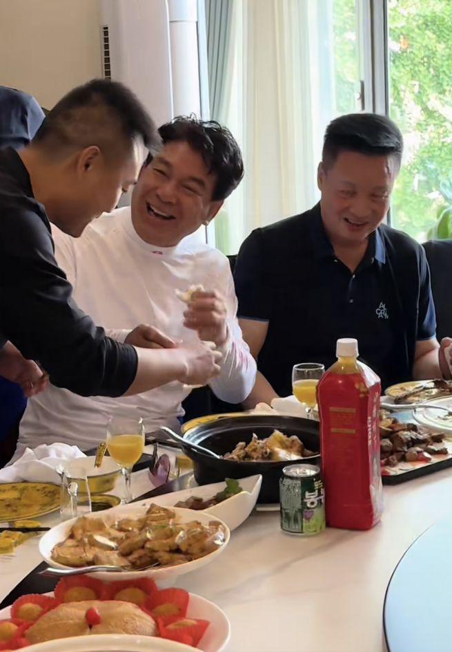55岁解晓东近况曝光，与阎维文朱时茂开心聚餐