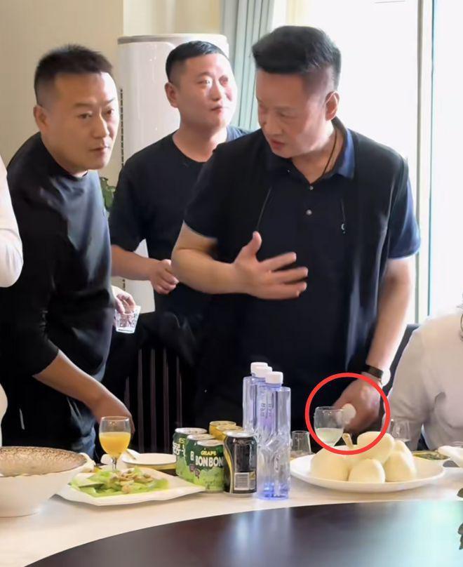 55岁解晓东近况曝光，与阎维文朱时茂开心聚餐