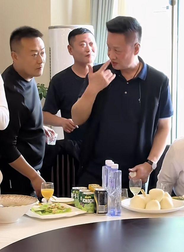 55岁解晓东近况曝光，与阎维文朱时茂开心聚餐