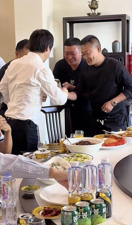 55岁解晓东近况曝光，与阎维文朱时茂开心聚餐