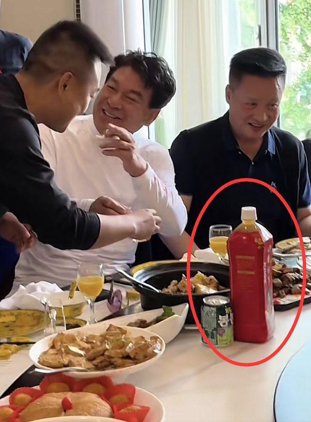 55岁解晓东近况曝光，与阎维文朱时茂开心聚餐