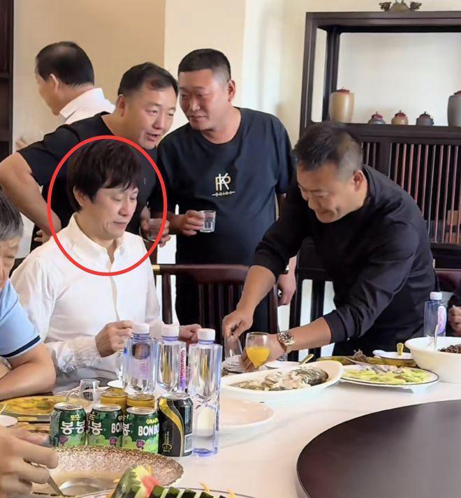 55岁解晓东近况曝光，与阎维文朱时茂开心聚餐