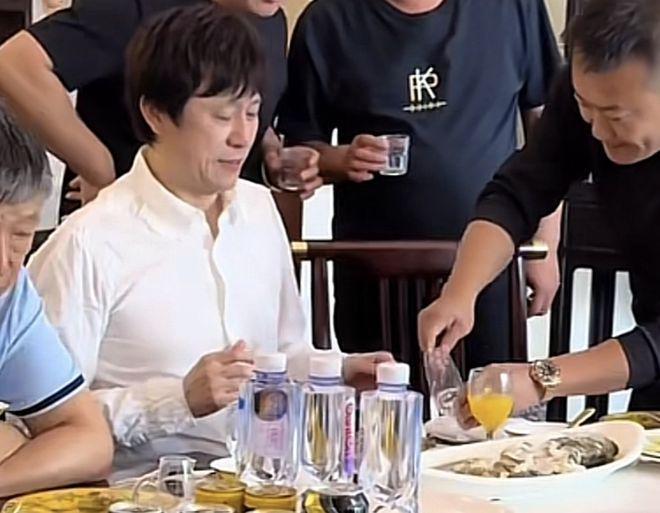 55岁解晓东近况曝光，与阎维文朱时茂开心聚餐