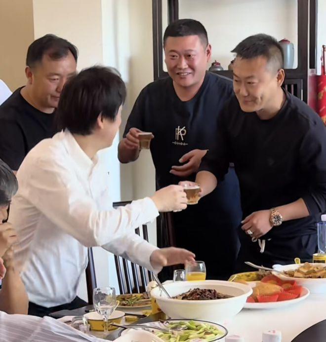 55岁解晓东近况曝光，与阎维文朱时茂开心聚餐