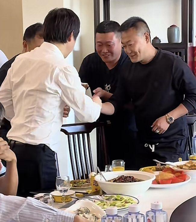 55岁解晓东近况曝光，与阎维文朱时茂开心聚餐