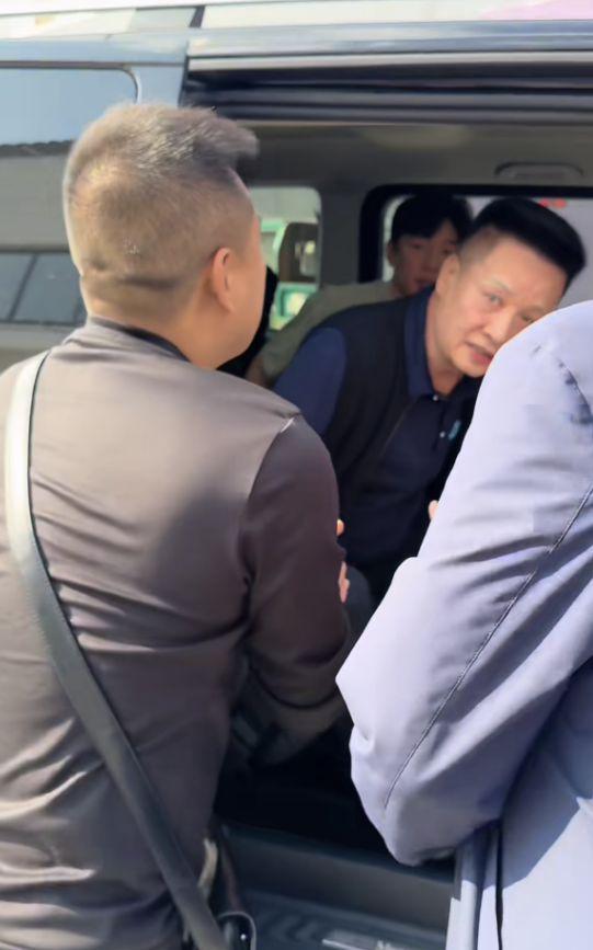 55岁解晓东近况曝光，与阎维文朱时茂开心聚餐