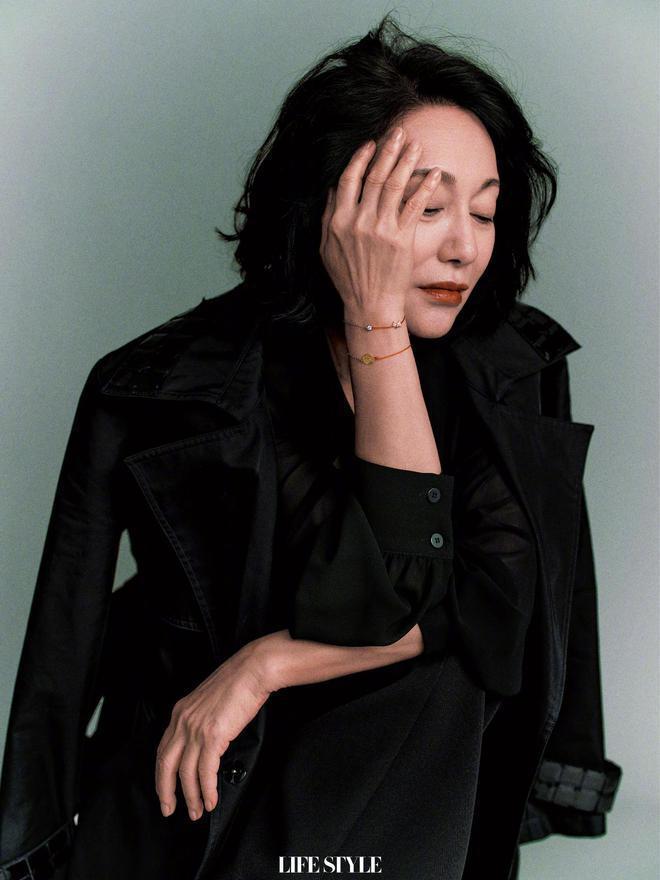 “影后”张小斐惠英红合体登封面，一个真空上阵，一个眼中带泪