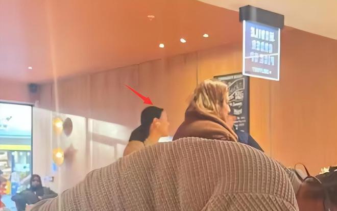 那英现身英国富人区喝星巴克，演唱会被抵制后当女儿陪读