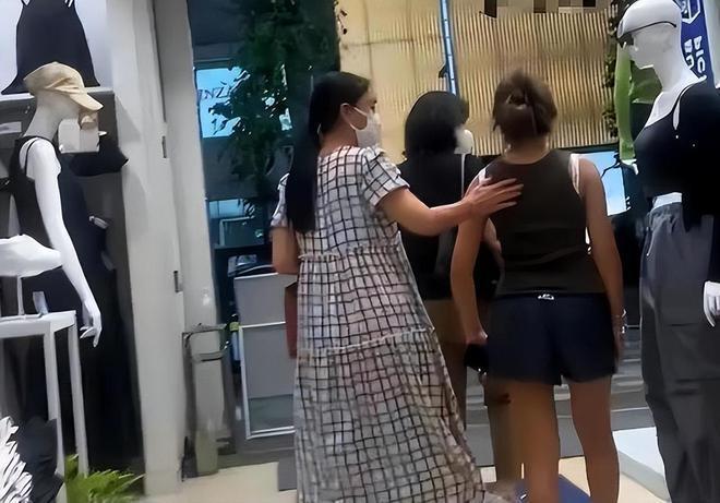 那英现身英国富人区喝星巴克，演唱会被抵制后当女儿陪读