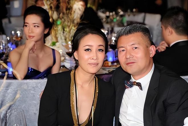 那英现身英国富人区喝星巴克，演唱会被抵制后当女儿陪读