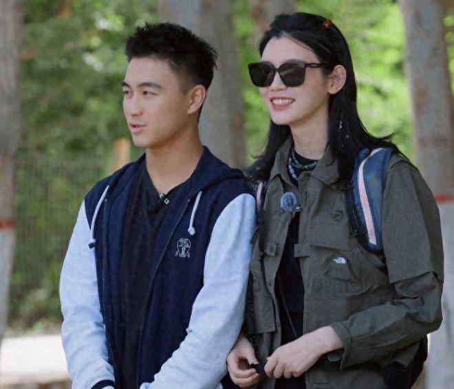 何猷君携奚梦瑶上综艺提及赌王父亲 暴露四房尴尬