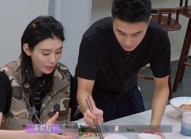 何猷君携奚梦瑶上综艺提及赌王父亲 暴露四房尴尬