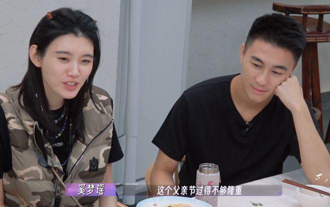 何猷君携奚梦瑶上综艺提及赌王父亲 暴露四房尴尬