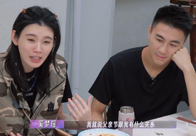 何猷君携奚梦瑶上综艺提及赌王父亲 暴露四房尴尬