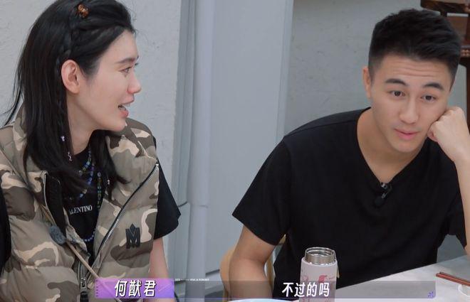 何猷君携奚梦瑶上综艺提及赌王父亲 暴露四房尴尬